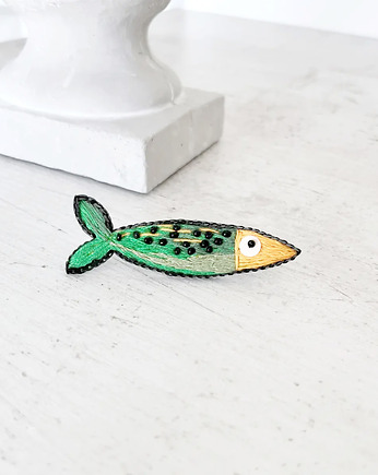 Broszka RYBKA 39 śledzik ręcznie haftowana przypinka morska, HAART