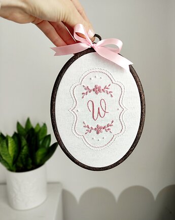 Obrazek z inicjałem, Haftowany tamborek z inicjałami, personalizowany obrazek, PAPI studio