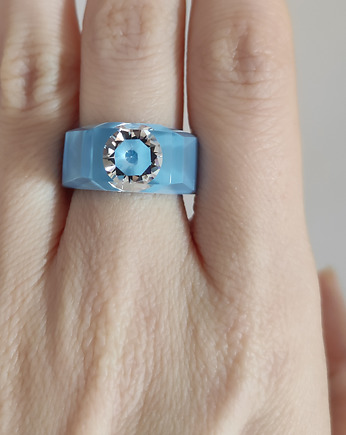 Niebieski pierścionek z cyrkonią, Scradeus