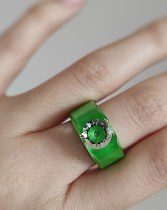 Zielony pierścionek z cyrkonią, Scradeus