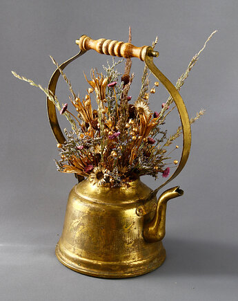 Kompozycja ,,Zatrzymane w czasie" suszone kwiaty w starym mosiężnym imbryczku, Rondo Kwiatowe