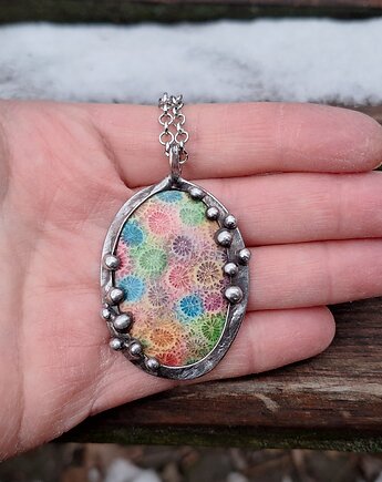 Koral - wisiorek, po drugiej stronie lustra