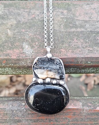 Turmalin jak węgiel - wisiorek, po drugiej stronie lustra