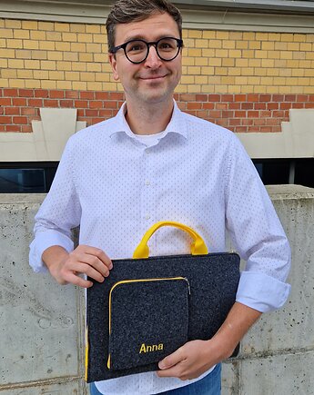 Personalizowane etui MacBook ciemnoszare rączka żółta, purol design