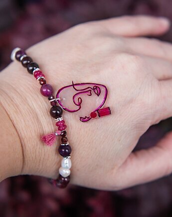 Bordowa bransoletka z kamieni z ręcznie rysowaną zawieszką, Pintura