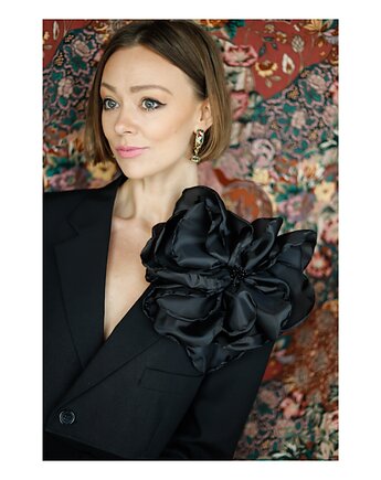 Duża czarna broszka kwiat, Celina Parysów