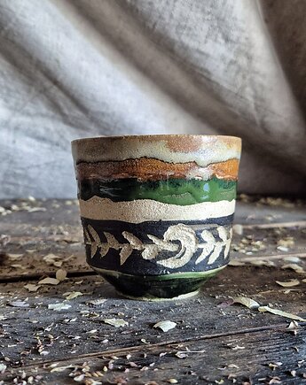 Kubek sgraffito zieleń i brąż, kubek wiejski, kubek pola, lasy, Fiona Ceramics