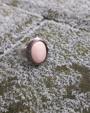 Opal w różu - pierścionek regulowany, po drugiej stronie lustra