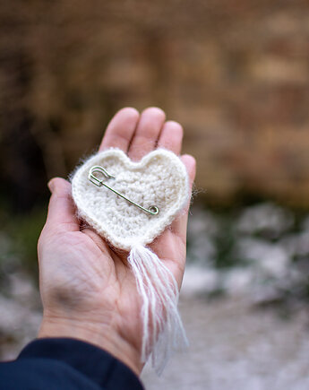 Serduszko broszka z agrafką, Margo pracownia szydełkowa