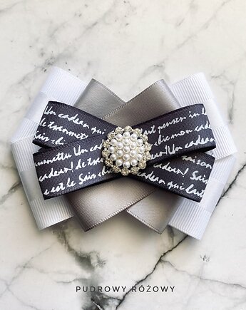 Delikatna Brosza z napisami i z perełkami NEW, Pudrowy Różowy