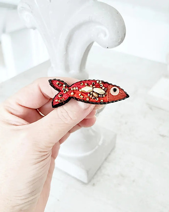 Broszka RYBKA 19 śledzik ręcznie haftowana przypinka morska, HAART