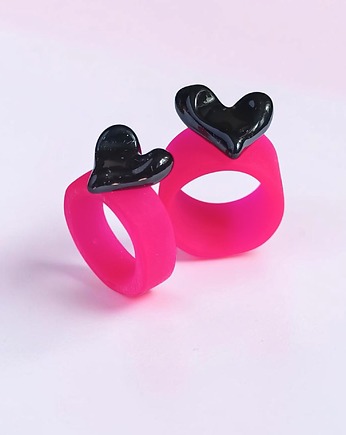 Pierścień z żywicy :  wąski : HEART : neon pink & black, kaktusia