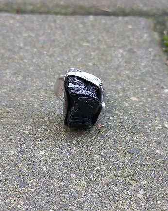 Węgielek - pierścionek regulowany, po drugiej stronie lustra