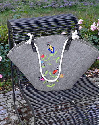 Ręcznie haftowany koszyk z filcu- haft kaszubski, modeMania