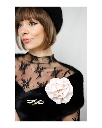 Jasnoróżowa jedwabna broszka, Celina Parysów