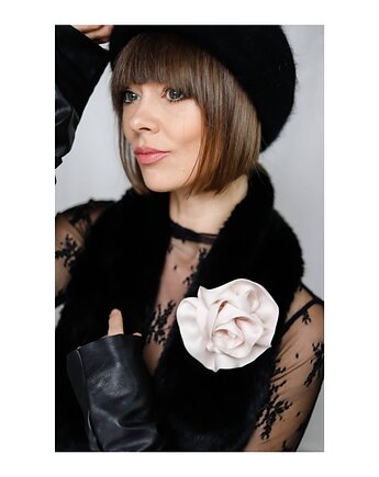 Jasnoróżowa jedwabna broszka, Celina Parysów