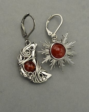 Asymetryczne kolczyki księżyc i słońce karneol wire wrapping, Agata Rozanska