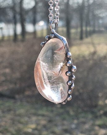 Lód - wisiorek, po drugiej stronie lustra