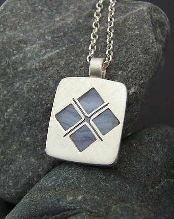 Srebrny wisiorek z chalcedonem i słowiańskim symbolem Mokosz, An Artisan Nova