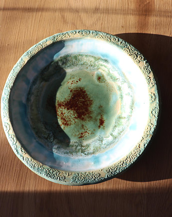 Talerz turkusowy z rzeźbionym motywem ludowym ręcznie malowany, Ceramika Nastawka