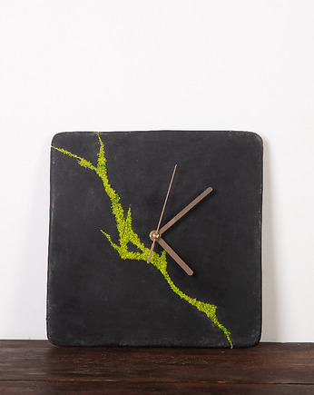 Kwadratowy betonowy zegar ścienny z chrobotkiem reniferowym - ciemny, Joanna Komorowska Studio