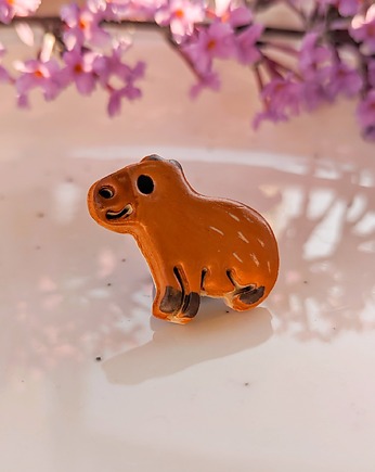 Pin przypinka z kapibarą broszka z wizerunkiem kapibary w stylu boho, Dary Rusałki