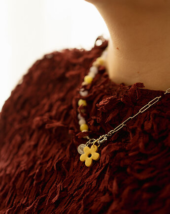 Naszyjnik mix koraliki i łańcuszek z zawieszką kwiatek, Dwie Gliny