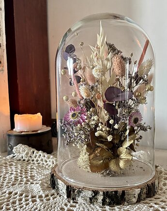 Kwiaty w szklanej kopułce kloszu, Zamotana z pasją