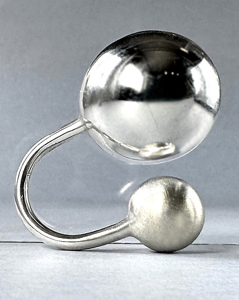 Duży pierścionek otwarty z srebrnymi kulkami 24 mm i 14 mm, SHAMBALA