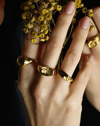 Sygnet damski- Kamień Księżycowy- Srebro pozłacane, grawer, BLOOMSTONE, Her Ring Bizuteria