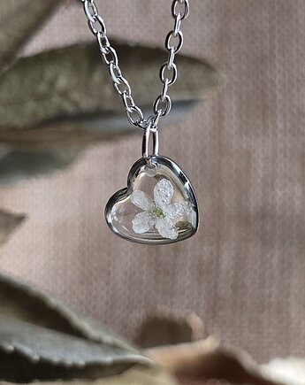 Zawieszka z białą niezapominajką wisiorek niezapominajka serce, zkwiatem