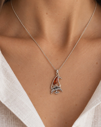 Elegancki Wisiorek z Bursztynu Bałtyckiego z Motywem Fortepianu, Amber Charm