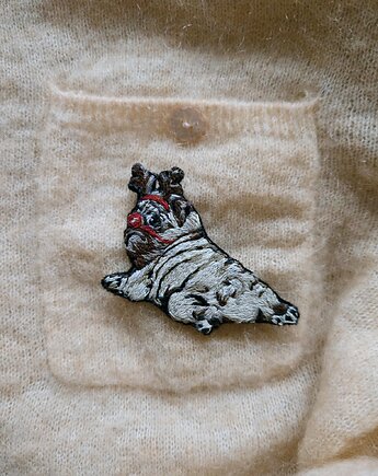 Broszka ręcznie wyszywana świąteczny Mopsik, Katarzyna Małecka pmd