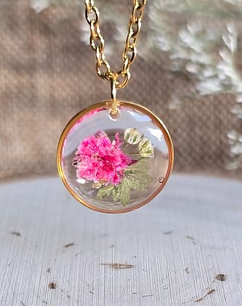 Łąka kwiatowa różowa zawieszka złoty wisiorek kwiaty żywica, zkwiatem