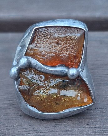 Surowy - pierścionek regulowany, po drugiej stronie lustra