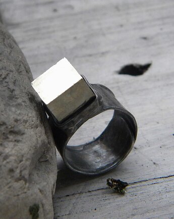 Kostka - piryt - pierścionek, Beata Trotter