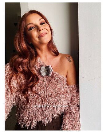 Pudrowa Broszka z aksamitnymi wstążkami, Pudrowy Różowy