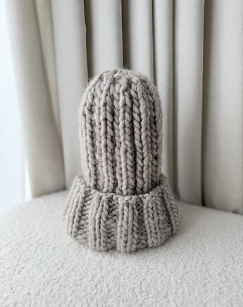 Beżowa gruba  owca, SZYSZKA sztrykuje