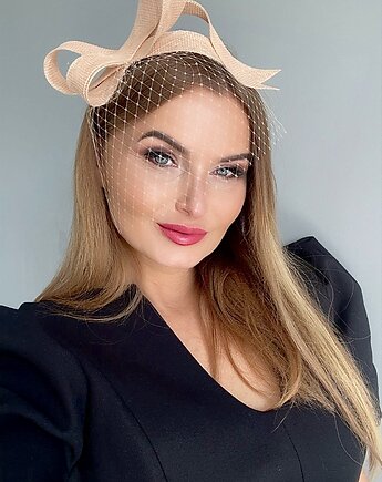 Fascynator ELZA ciepły BEŻ Z WOALKĄ /oraz  inne kolory, MONIKA SAXTON LUXURIOUS MILLINERY