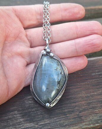 Zrobiony na szaro - wisiorek, po drugiej stronie lustra