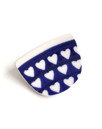 Broszka Bolesławiec serduszka, biżuteria z talerzy