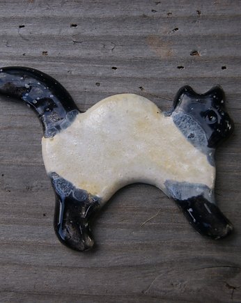 Ceramiczny magnes kot biało-czarny, Gliniana Koniczynka