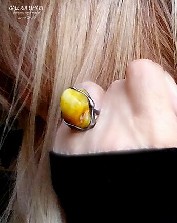 Bursztynowy unikat na palcu mleczny bursztyn bałtycki PREZENT niezwykły, Galeria Limart