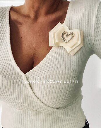 Kolekcja LOVE Brosza z nowoczesnym sercem z perełek, Pudrowy Różowy