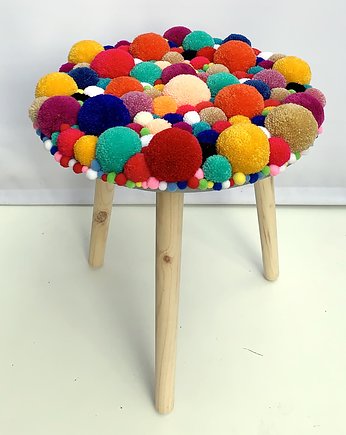 Dekoracyjny stołeczek plus pompony, Lovekulkowe