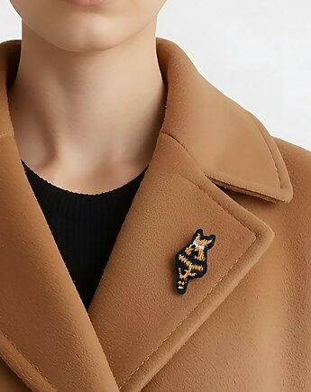 Kot - ręcznie haftowana broszka, SewNSpray