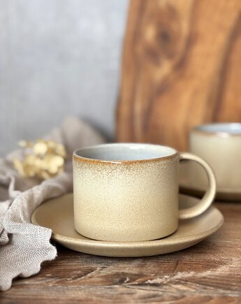 Prosta filiżanka ceramiczna ze spodkiem 250 ml beżowa - Pustynny piach, Ceramika Tyka