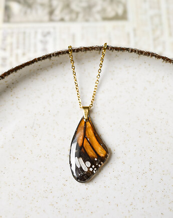 Naszyjnik z bursztynowym motylem monarch, kwiaty biżuteria