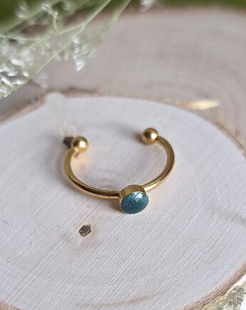 Pierścionek z zielonym oczkiem złoty minimalistyczny, zkwiatem