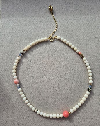 Pastelowy naszyjnik z białych i różowych korali, szafirów, Dziewczyna i Perły